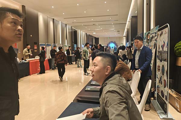展商与参会嘉宾对接洽谈