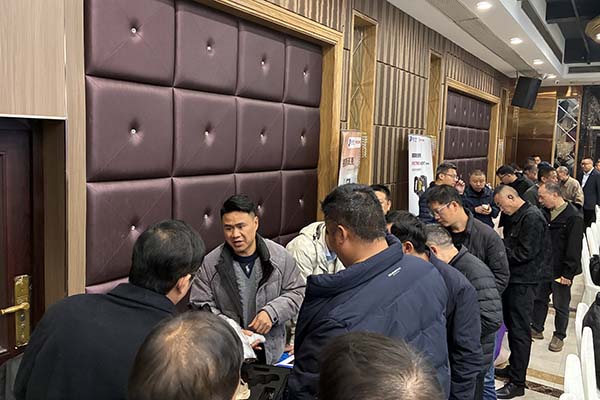 为嘉宾介绍我司产品