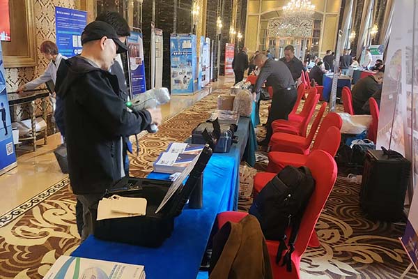 为来宾演示手持式光谱仪操作