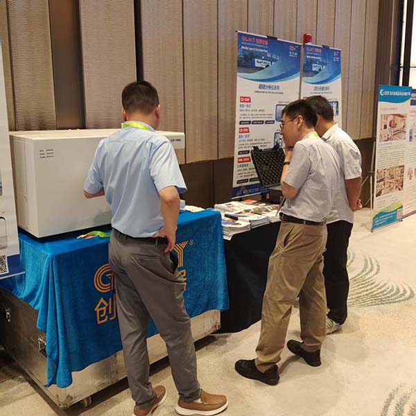 为来宾介绍创想仪器矿石分析仪